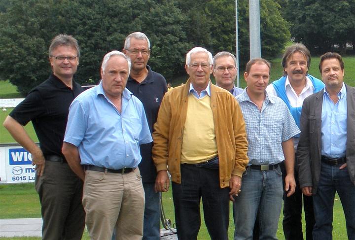 <p>Stefan Roth (ganz links) unter Littauern: Auf einem Ausflug des «5er-Club FC Littau» 2009.</p>