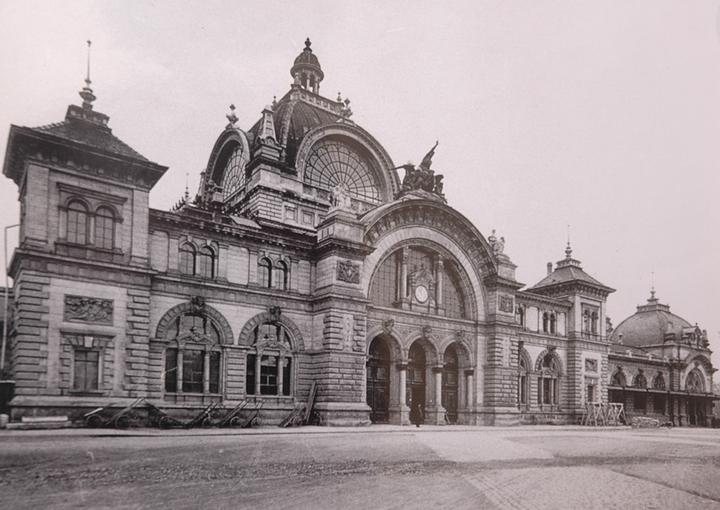 <p>Der alte Luzerner Bahnhof mit «Zeitgeist» über dem Eingang. (Bild: zvg. Delf Bucher)</p>
