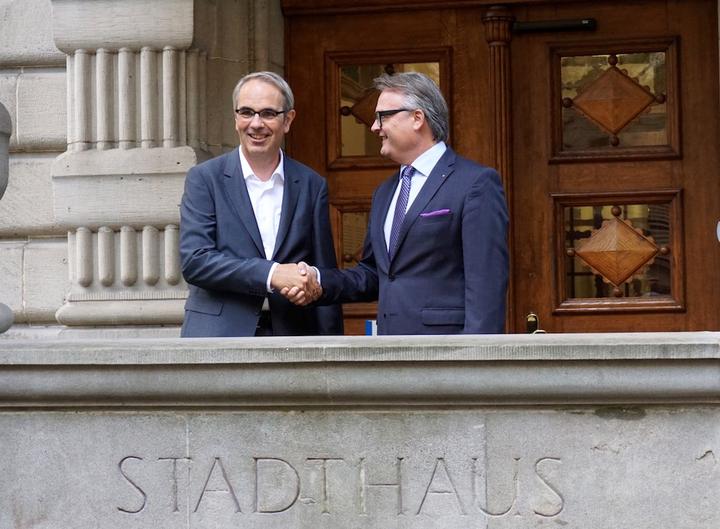 <p>Amtsübergabe im Stadthaus: Stefan Roth (rechts) übergibt sein Büro dem neuen Stadtpräsidenten Beat Züsli (links).</p>