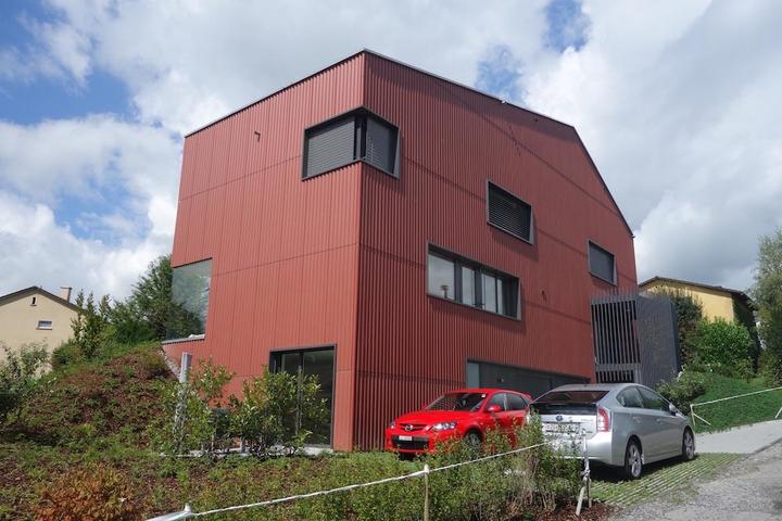 <p>Der Architekt hat für die Fassade ein braunrotes Welleternit verwendet.</p>