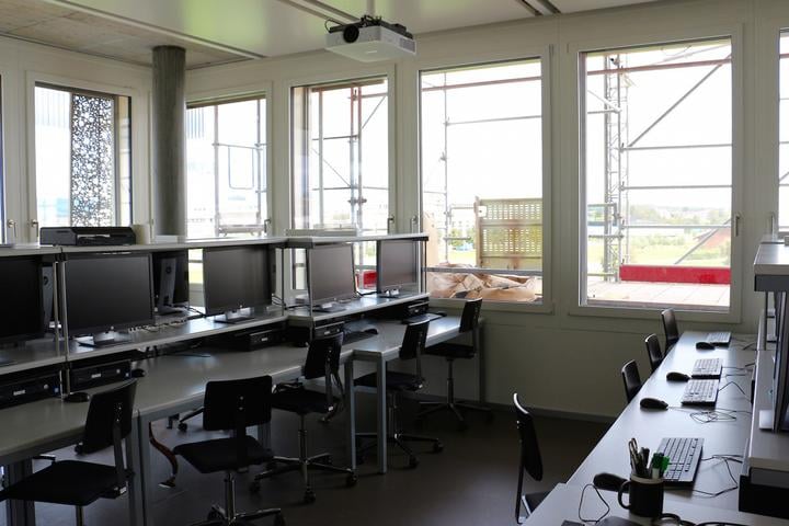 <p>Hier, im Labor, werden künftig Studentenhirne gefordert.(Bild: wia)</p>