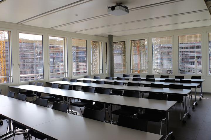 <p>Zum Glück ist die Schallisolation hier gut. Unterrichtszimmer, umgeben von einer grossen Baustelle. (Bild: wia)</p>