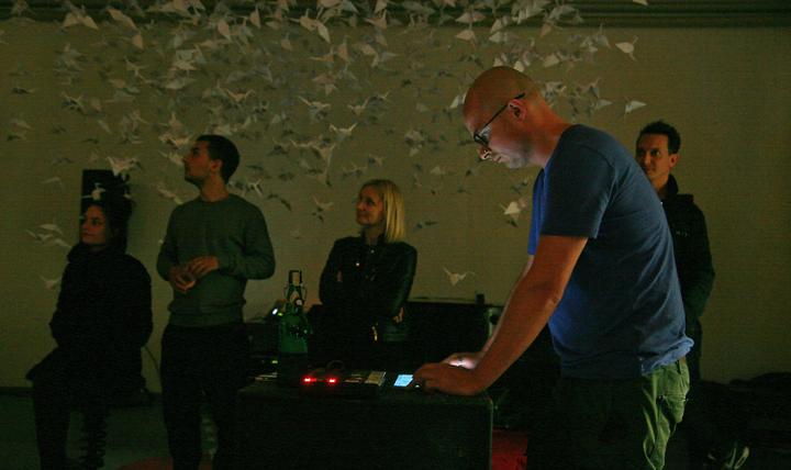 <p>Mativa Noise Performance im Atelier 63. (Bild: zentralplus/slam)</p>