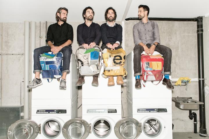 <p>Die Freitag-Brüder und die Riklin-Zwillinge machen gemeinsame Sache bei Waschmaschinen. (Bild: Peter Hauser)</p>
