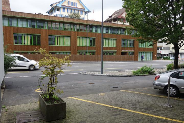 <p>Ein Zaun schirmt das Gebäude von der Strasse ab. (Foto: Gerold Kunz)</p>