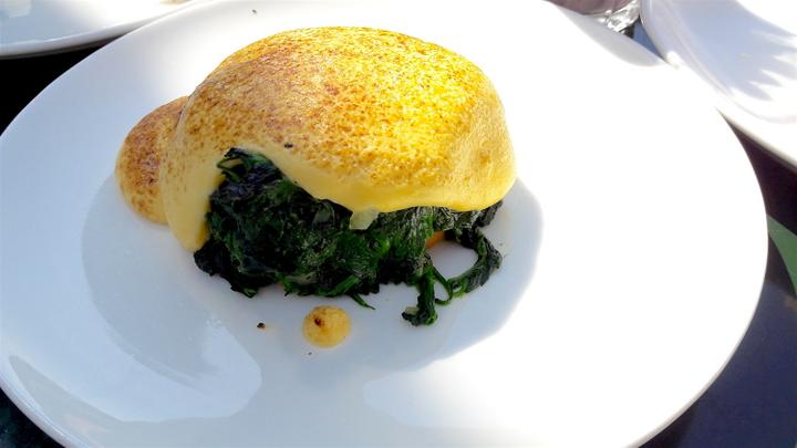 <p>Ei Mill’Feuille auf Toast und Spinat, mit Sauce béarnaise überzogen (Bild: mir)</p>