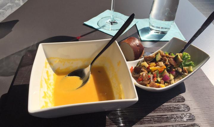 <p>Vorspeise: Kartoffel-Mango-Suppe und ein knackiger Grillgemüsesalat.</p>