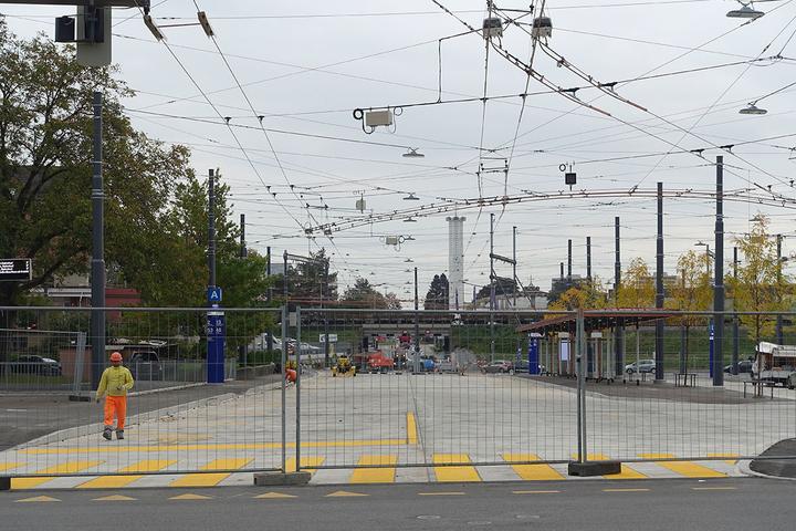 <p>Noch hinter Gittern, bald ist der neue Busbahnhof aber offen.  (Bild: jwy)</p>
