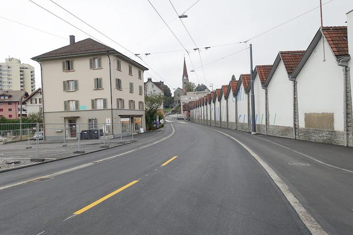 <p>Neu autofrei: Auf der Hauptstrasse durch Reussbühl fahren nur noch Busse und Velos.  (Bild: jwy)</p>