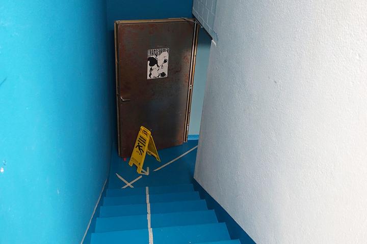 <p>Über diese Treppe musst du gehn: Zugang in den Keller.  (Bild: jwy)</p>