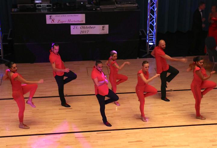 <p>Salsa Show von der Tanzschule Bailarico, unter der Leitung von Victor Ortega in der Mitte. (Bild: AMIR:MURI)</p>