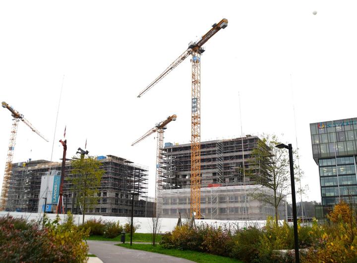 <p>Die Baugrube für das Hochhaus wird bereits ausgehoben. Im Hintergrund die Gebäude entlang der Bahnlinie beim Bahnhof Rotkreuz, rechts das Novartis-Gebäude.</p>