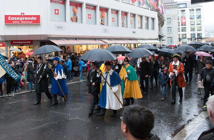 <p>Die offiziellen Honorationen schreiten durch die Altstadt. (Bild: Bruno Gisi)</p>