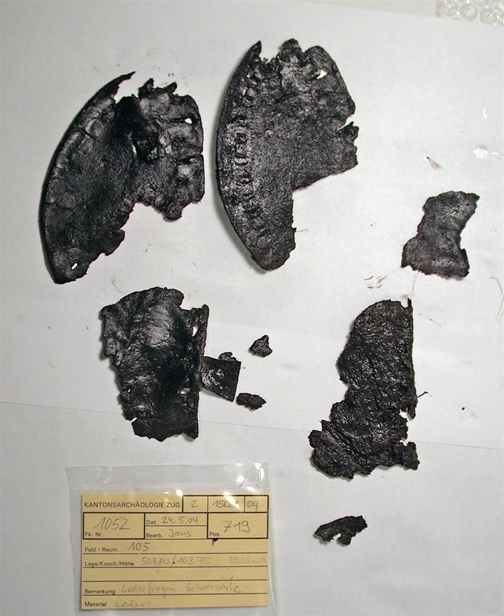 <p>Teile einer Schuhsohle aus Leder, gefunden in Cham ZH, Hagendorn. (Bild: © Museum für Urgeschichte(n) Zug, Res Eichenberger)</p>