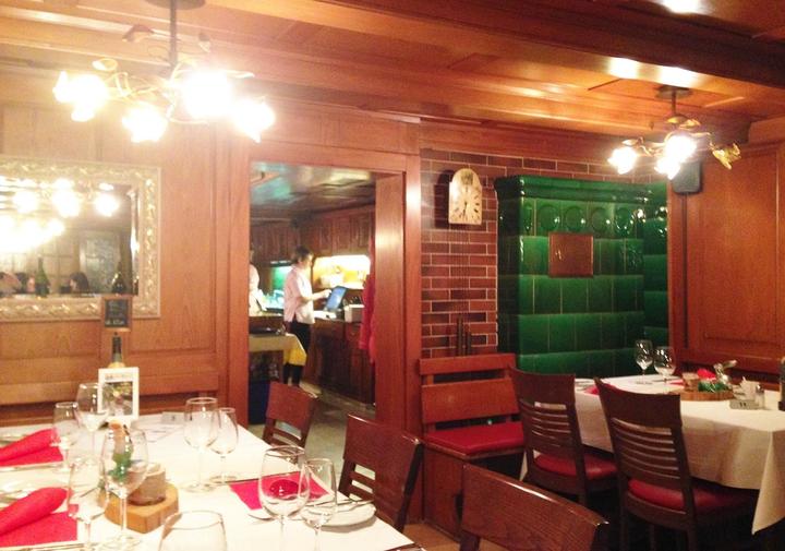 <p>Das Restaurant, wie es sich für einen bald 500-jährigen Gasthof gehört, mit Kachelofen.</p>