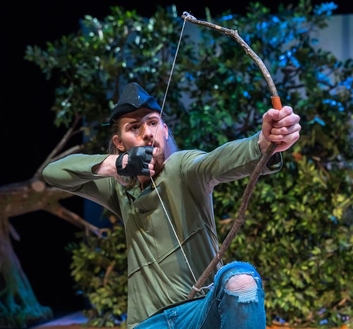 <p>Robin Hood (Mirza Šakić) versucht, ein Wildschwein zu erlegen. (Bild: Ingo Höhn)</p>