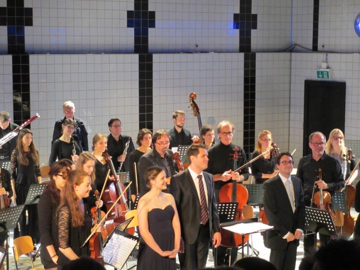 <p>Das Orchester mit Gabriela Glaus, Jonathan Prelicz und dem Dirigenten Michael Köck.</p>