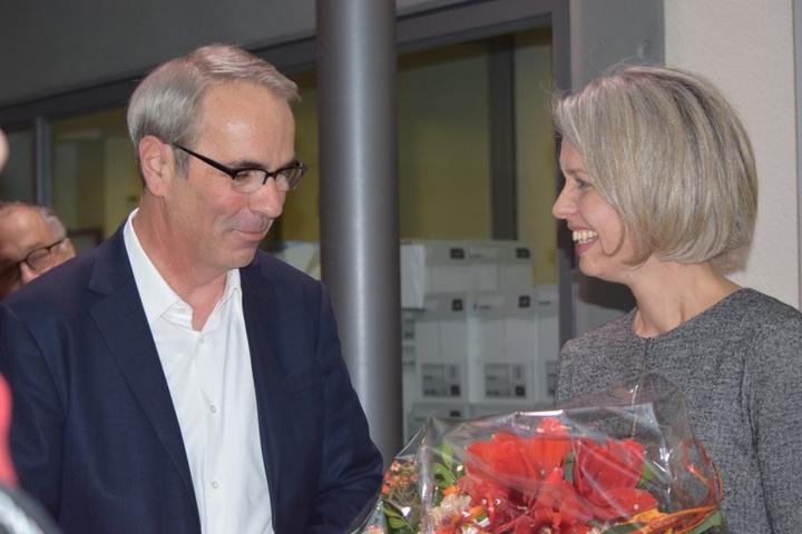 <p>Stadtpräsident Beat Züsli (SP) gratuliert der neuen Stadträtin Franziska Bitzi Staub (CVP).</p>