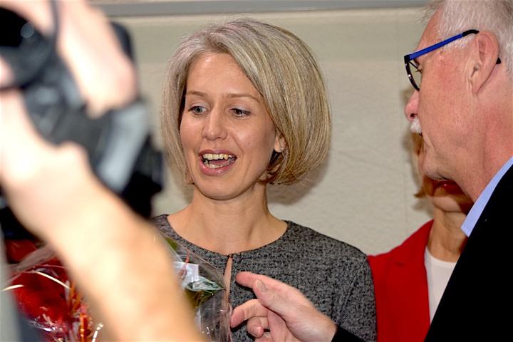 <p>Zufriedene Siegerin: Die neue Stadträtin Franziska Bitzi Staub nimmt im Stadthaus Gratulationen entgegen.</p>