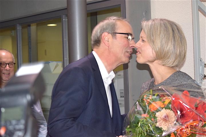 <p>Es ist nicht so wie’s aussieht! Stadtpräsident Beat Züsli gibt seiner neuen Stadtratskollegin Franziska Bitzi Staub bloss ein Gratulationsküsschen.</p>