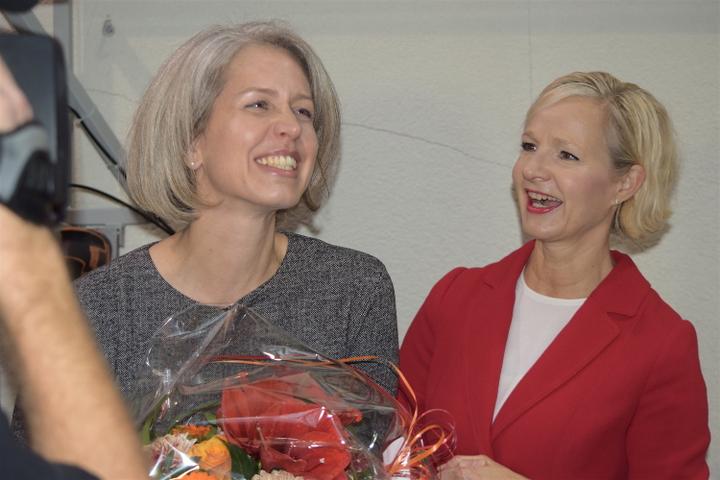 <p>So sieht Frauenpower aus: Franziska Bitzi Staub (links) freut sich mit GLP-Stadträtin Manuela Jost über ihre Wahl.</p>