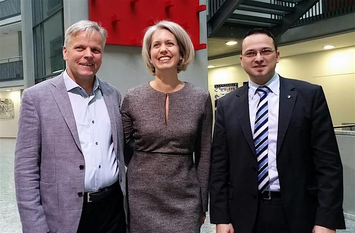<p>Die drei Stadtratskandidaten Rudolf Schweizer (links), Franziska Bitzi Staub und Thomas Schärli posieren nach der Wahl im Stadthaus für ein Gruppenfoto.</p>
