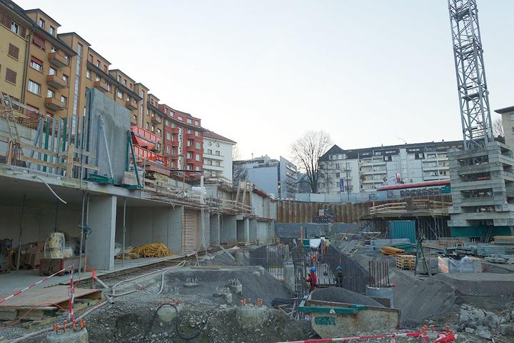 <p>Die Häuser am linken Rand an der Claridenstrasse werden auch noch weichen müssen, aber erst 2019.  (Bild: jwy)</p>