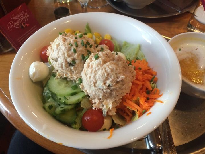 Der knackige gemischte Salat mit Thonmousse