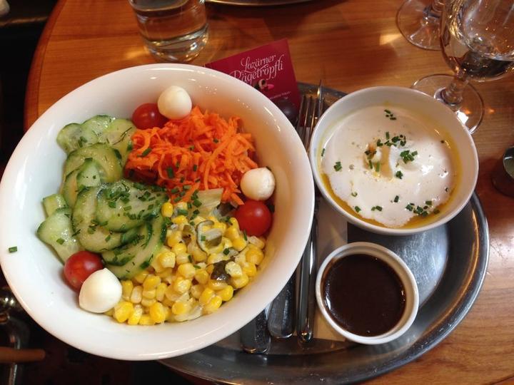 Mediterraner Salat mit Haussuppe, italienischer Salatsauce und Rägetropfli