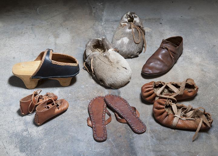 <p>Schuh-Repliken: Fellschuhe von «Ötzi», Lederschuh nach niederländischem Vorbild mit Moossohle, römische Carbatina, römische Sandale und ein mittelalterlicher Schuh mit Trippe.</p>