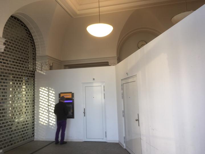 <p>Verbarrikadierte Hauptpost: Der zum Postomat-Raum umfunktionierte ehemalige Eingangsbereich.</p>