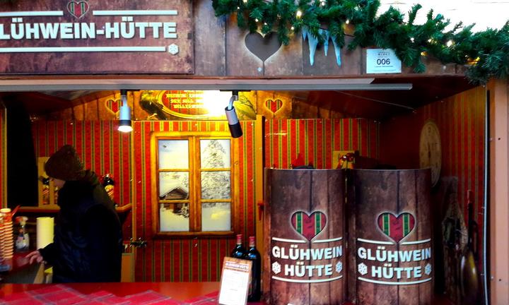 <p>Die Glühwein-Hütte im Luzerner Bahnhof.</p>