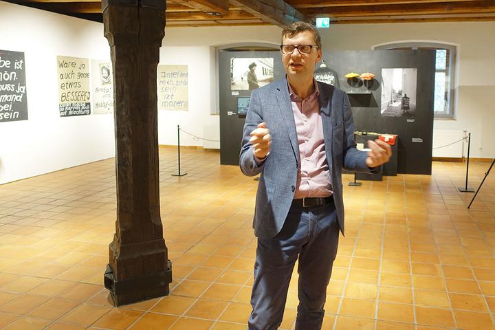 <p>Kurator Christoph Lichtin im Historischen Museum.</p>