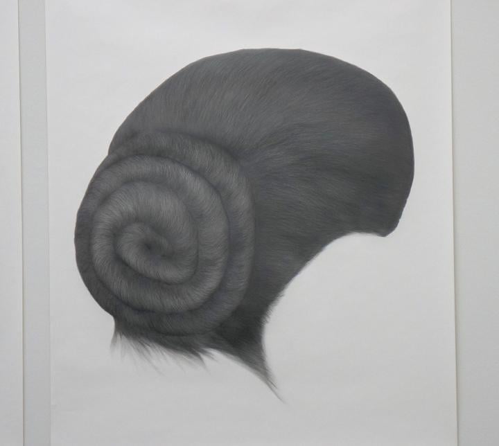 <p>Monika Feuchts Werk «Paarlauf: Tête-à-tête» zeigt Haare. Bild: Nicole Aeschlimann</p>