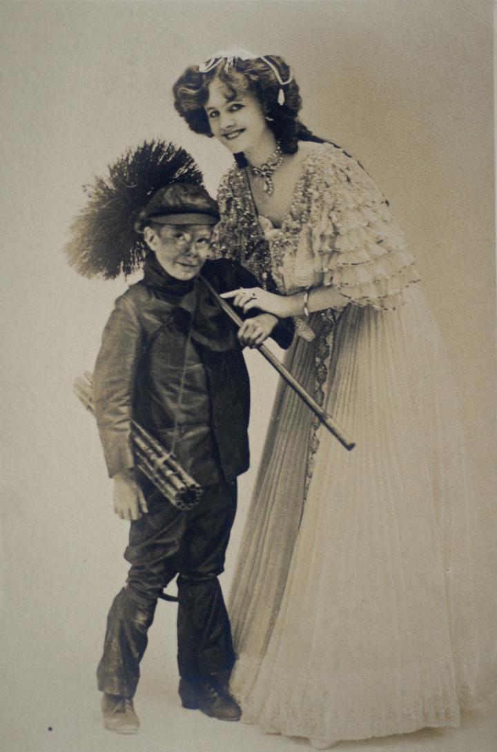 <p>Englischer Climbing Boy mit der Schauspielerin Gertie Millar, um 1910. (zvg. Kurt Lussi)</p>