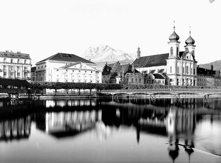 <p>Hier<a> Stadttheater, Rathaussteg</a> und Jesuitenkirche. Im Hintergrund der verschneite Pilatus erkennbar. (© Fotodok)</p>