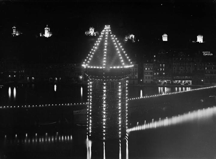 <p>Wasserturm und Kapellbrücke mit Lichtern geschmückt. Im Hintergrund die Museggmauer. Die Fotografie von Emil Goetz ist zwischen 1920-1938 entstanden. (© Fotodok)</p>