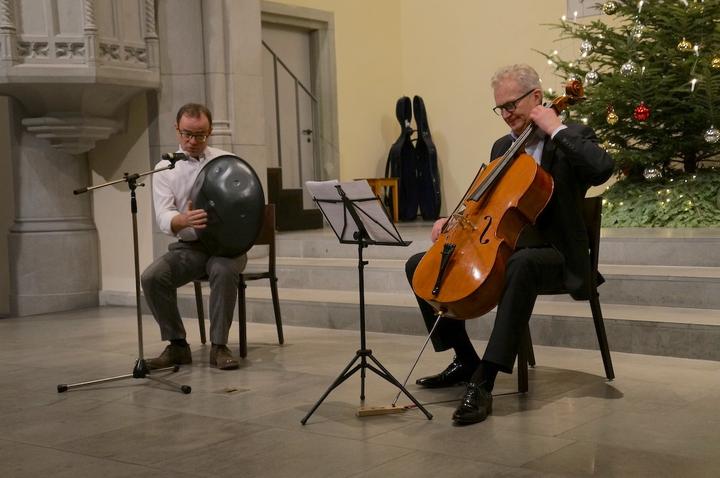 <p>Lionius Treikauskas spielt auf dem Cello. Bruno Bieri begleitet mit Gesang und Hang.</p>
