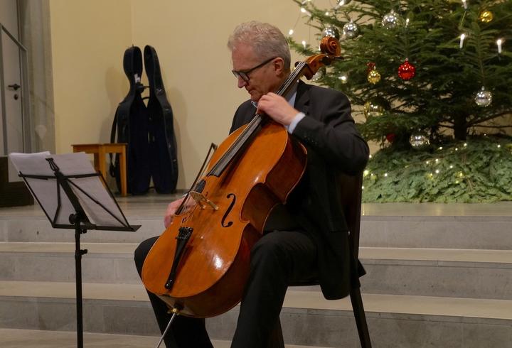 <p>Lionius Treikauskas‘ Cello erfüllt den Kirchenraum.</p>