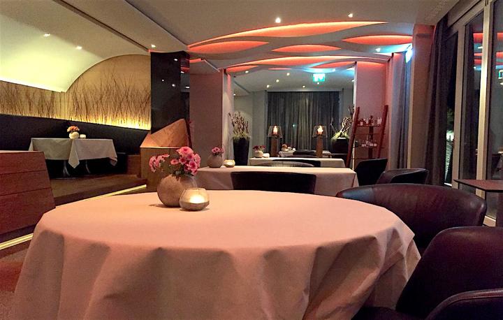 <p>Den Gästen lässt man gerne Raum: Das Restaurant Focus im Park Hotel Vitznau.</p>