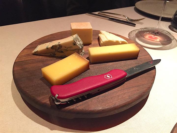 <p>Es geht auch rustikal: Käseplatte, garniert mit Schweizer Sackmesser.</p>