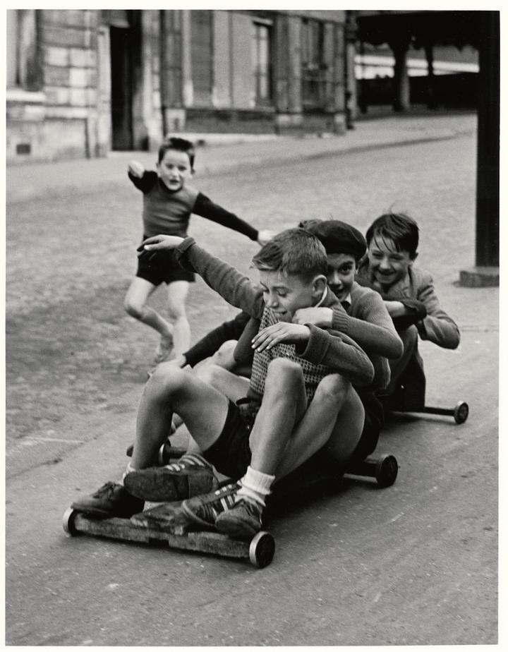 <p>«Enfants jouant», rue Edmond-Flamand, Paris, 1953.</p>
