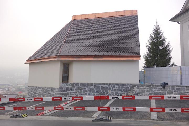 <p>Die neue Totenkapelle wird von einem prägnanten Dach geschützt. (Foto: Gerold Kunz)</p>
