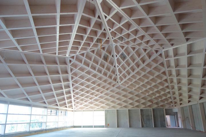 <p>Im Innern überraschen die Tennishallen mit der freitragenden Dachkonstruktion. (Foto: Gerold Kunz)</p>