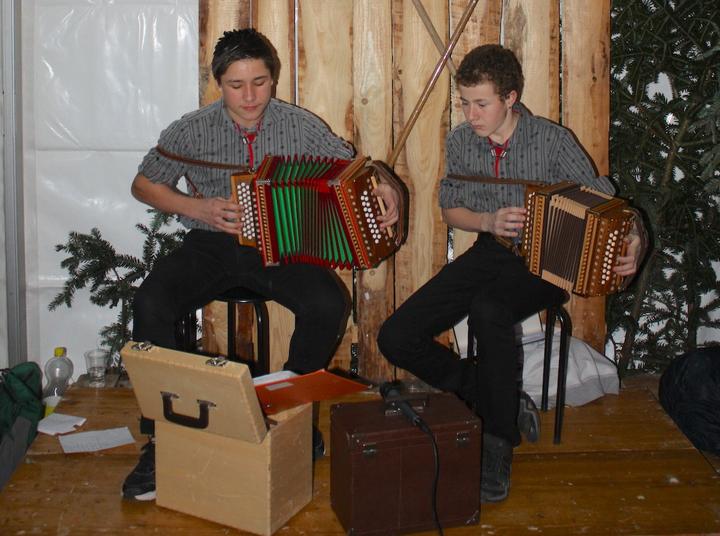 <p>Zwei junge Akkordeon-Spieler sorgten für die musikalische Unterhaltung.</p>