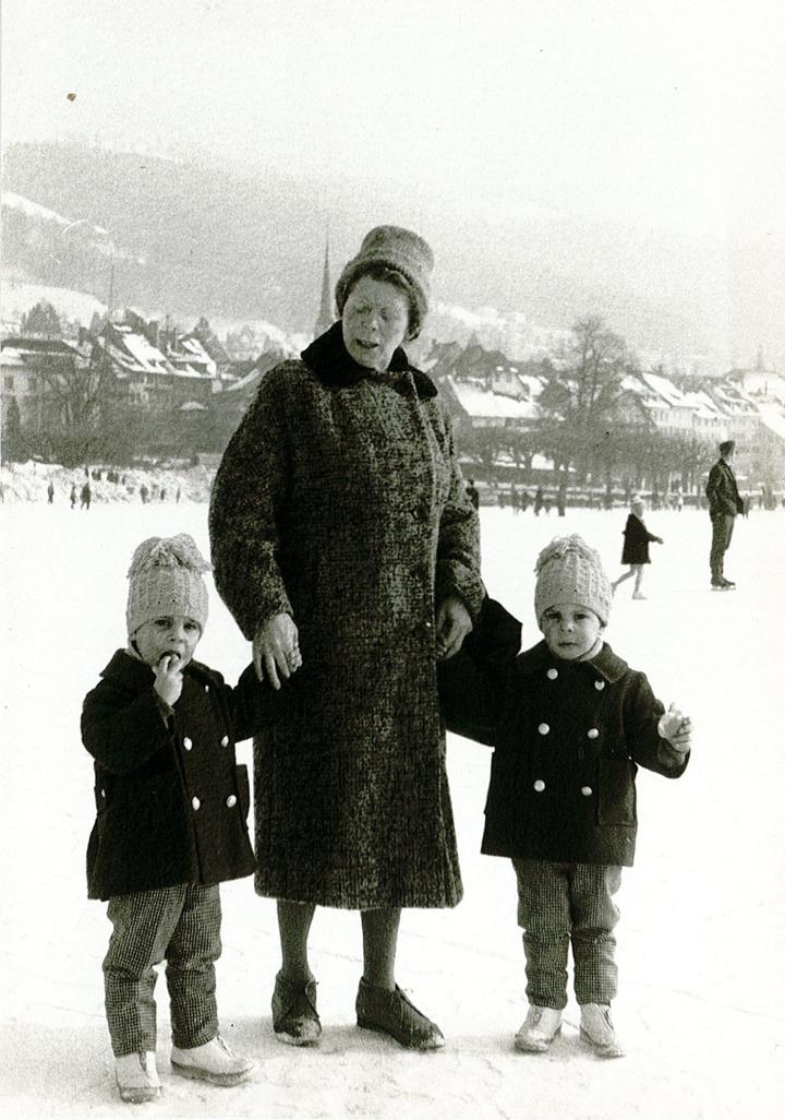 <p>Grossmutter & Cousins von Bloggerin Mercedes Lämmler mit vorsichitgen Schritten auf dem Eis, 1963.</p>