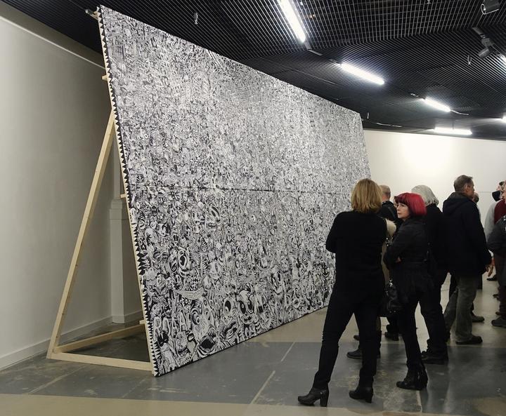 <p>Das grosse Wimmelbild «Guernopolis» von M.S. Bastian & Isabelle L. in der Kunsthalle Luzern. (Bild: Shannon Zwicker)</p>