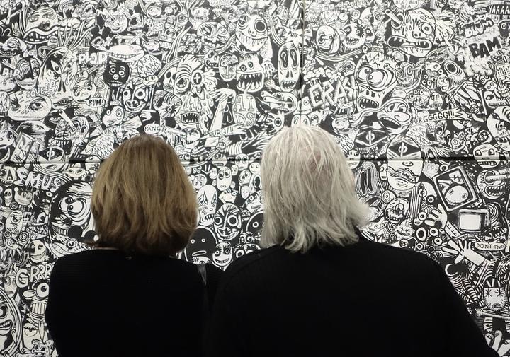 <p>Besucher vor «Guernopolis» in der Kunsthalle Luzern. (Bild: Shannon Zwicker)</p>