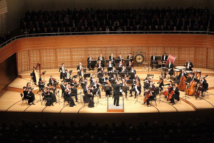 <p>Das Wiener Opernball Orchester auf der Bühne im KKL Luzern, 2014. (Bild: Obrasso Concerts)</p>