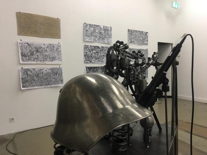 <p>Das «analog machine orchestra» im Rahmen der Ausstellung «Guernopolis». (Bild: Michael Sutter)</p>